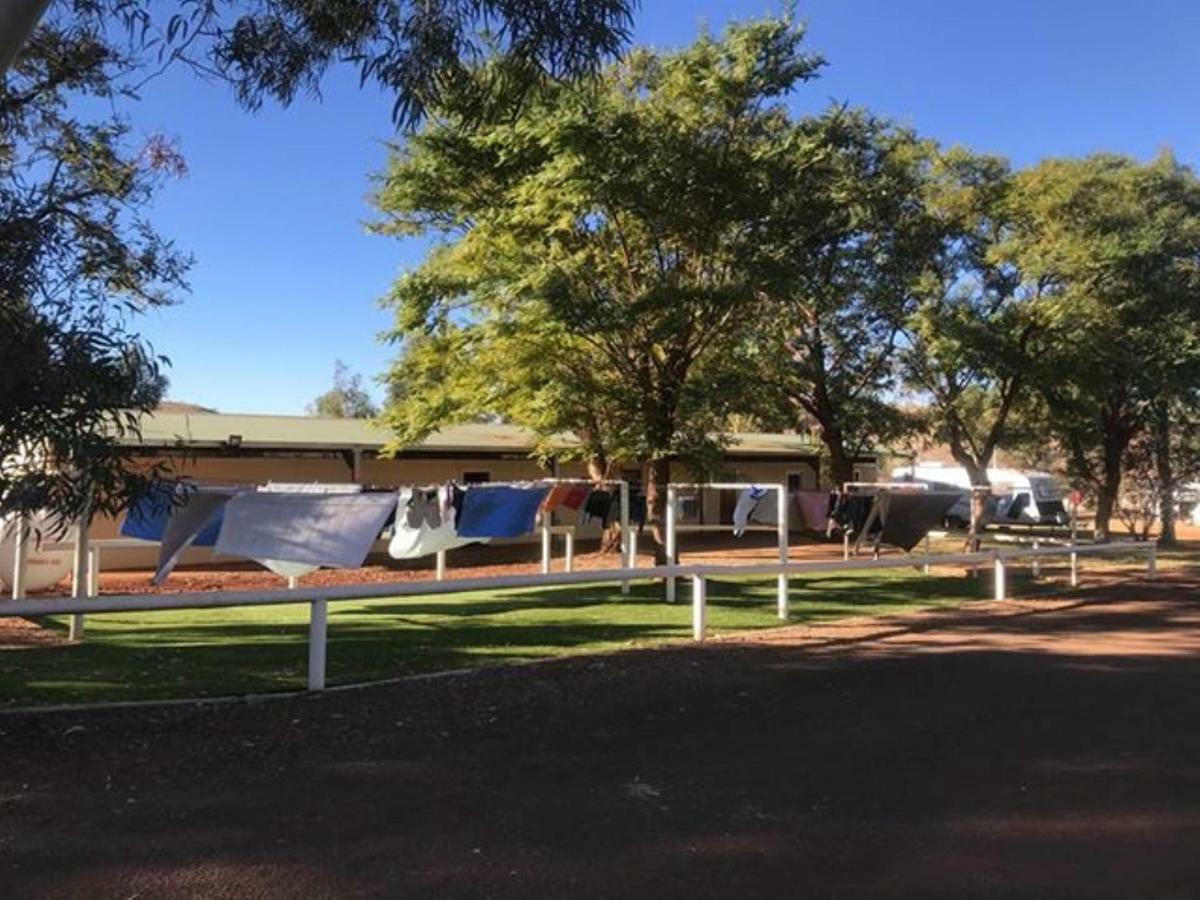ホテル Tom Price Tourist Park エクステリア 写真