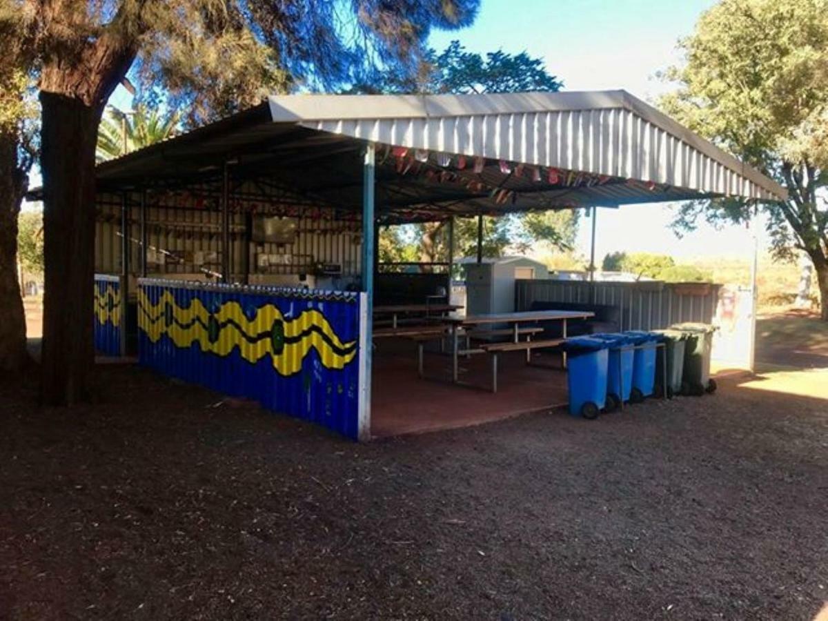 ホテル Tom Price Tourist Park エクステリア 写真
