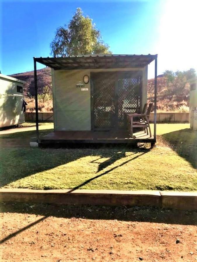 ホテル Tom Price Tourist Park エクステリア 写真